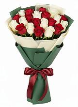 Букет Микс из красных и белых роз в Медвеженском