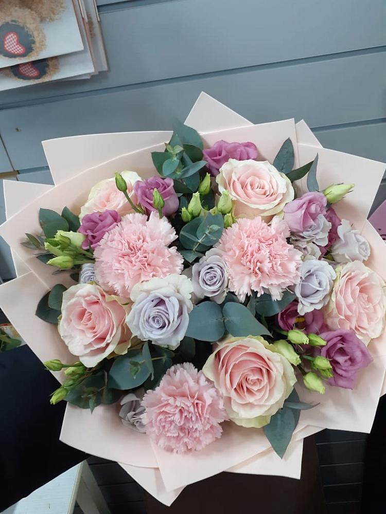 Букет цветов из: Розы, Гвоздики и Лизиантусы в Медвеженском